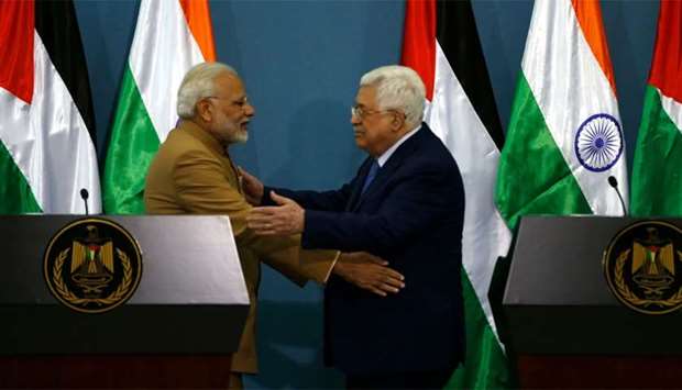 Palestinian president Mahmud Abbas (R) and Indian Prime Minister Narendra Modi embrace after their joint press conference