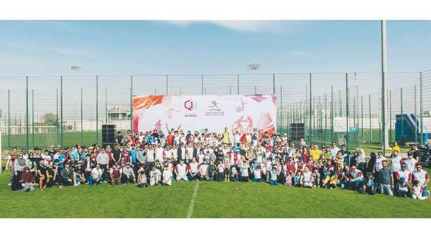 Qatargas employees and their families pose for a group photo.