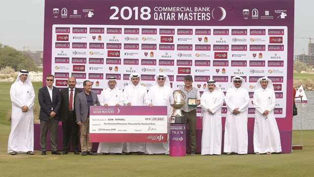 Commercial Bank Qatar Masters champion Eddie Pepperell (fourth from right) of England poses with the Mother of Pearl winneru2019s trophy in the presence of Commercial Bank managing director Omar Hussain Ibrahim Alfardan (fifth from right), Group CEO Joseph Abraham (fourth from left), Qatar Golf Association president Hassan al-Naimi (third from right) and other officials at the Doha Golf Club yesterday. PICTURE: Jayaram