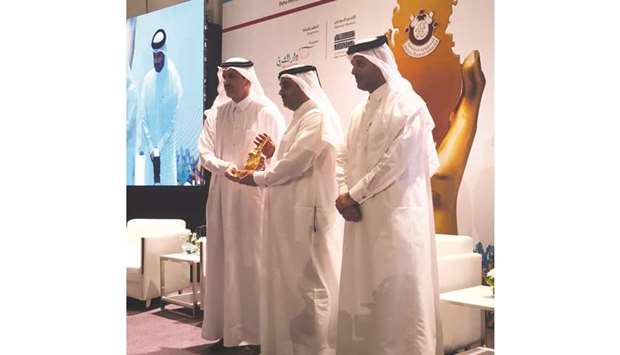 Dignitaries from Al Meera receiving the award.