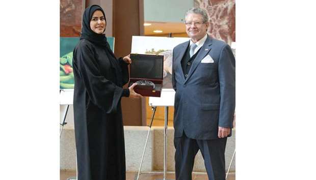 Maryam Hamad al-Mannai presents ambassador Luis Alberto Guillu00e9n Downing with a memento.