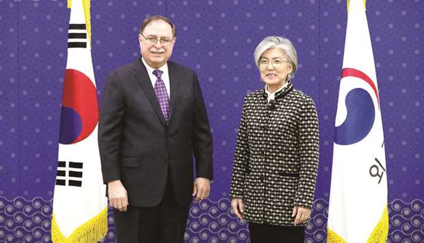 Timothy Betts, acting Deputy Assistant Secretary and Senior Adviser for Security Negotiations and Agreements in the US Department of State, stands with South Korean Foreign Minister Kang Kyung-wha (right) before their meeting at Foreign Ministry in Seoul yesterday.