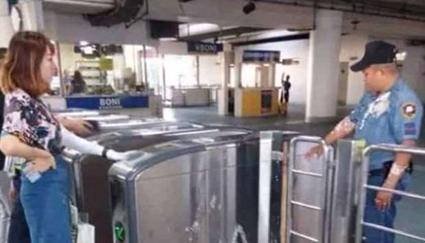 A photograph widely circulated on social media that shows the Chinese woman Jiale Zhang and the police officer William Cristobal with the thrown soft drink flowing down his shirt.