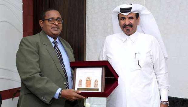 Qatar Chamber first vice-chairman Mohamed bin Towar al-Kuwari receiving a token of recognition from Frontier Counties Development Council (FCDC) CEO Mohamed Guleid after a meeting held in Doha