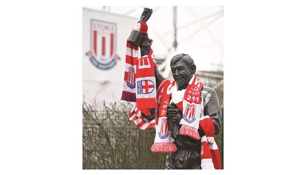 A statue of Stoke City and Englandu2019s former goalkeeper Gordon Banks is seen draped in scarves to honour the World Cup-winning hero, in Stoke-on-Trent, central England, yesterday. (AFP)