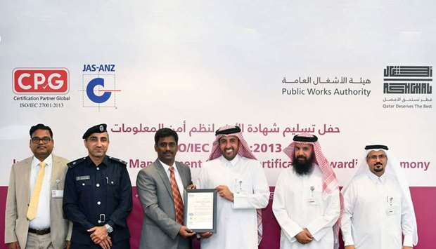 The ISO certificate was delivered to Meshal Al-Hitmi, Director of Shared Services Affairs at Ashghal, and Abeer Al-Hajri, Information Systems Department Manager, in the presence of Assistant Director of the Cyber Security Centre Major Osman Al-Hamoud