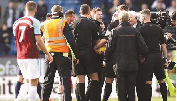 Tottenham Hotspurs manager Mauricio Pochettino (centre) remonstrates with referee Mike Dean after losing to Burnley in the English Premier League yesterday. (Reuters)
