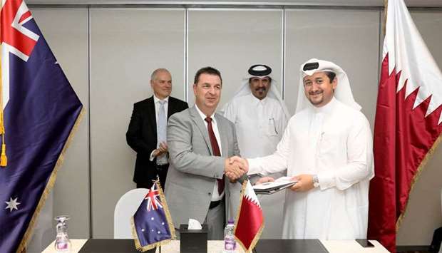 Ahmed bin Towar and Dr Wabenhorst witness a signing ceremony between Qatari and Australian entrepreneurs.