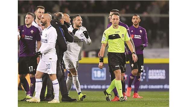 Inter Milan coach Luciano Spalletti and Danilo Du2019Ambrosio (centre) remonstrate with  referee Rosario Abisso (second right) after the draw against Fiorentina on Sunday. (Reuters)