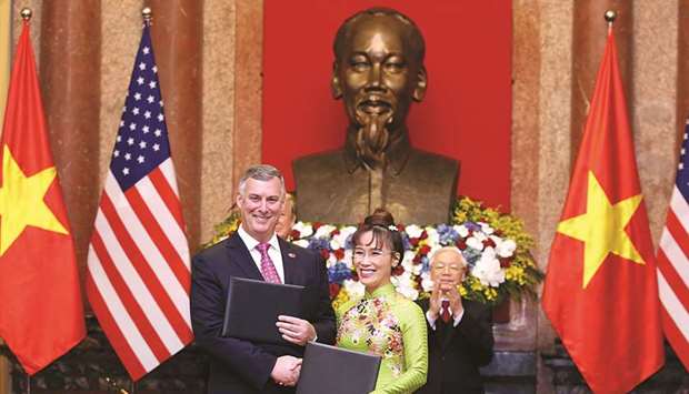 Nguyen Thi Phuong Thao, president and CEO of VietJet (right) and Kevin McAllister, president and CEO of Boeing Commercial Airplanes shake hands after a signing ceremony at the Presidential Palace in Hanoi yesterday.