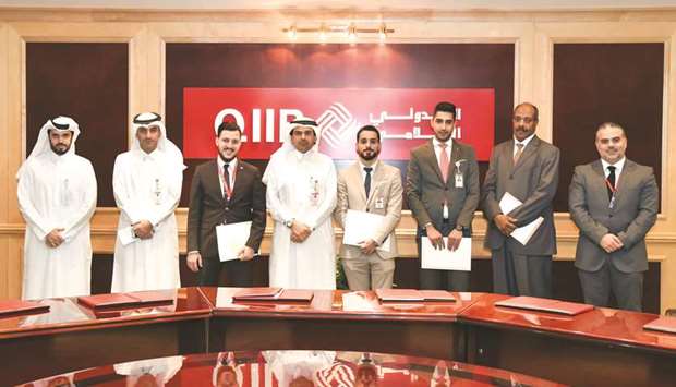 The honoured employees with Dr Abdulbasit Ahmad al-Shaibei, Jamal Abdullah al-Jamal and other executives.