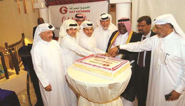 Dignitaries cutting the ceremonial cake to mark the launch of the Sinhala website of Gulf Exchange.
