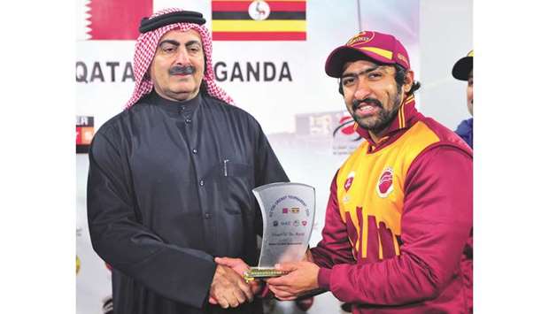 Qatar Cricket Association President Yousef Jeham al-Kuwari presents the Player of the Match Award to Qataru2019s Kamran Khan.