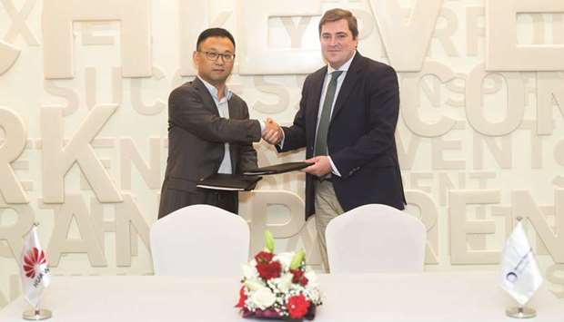 Leon and Wenfeng at the MoU signing between Mannai Trading Company and Huawei Intelligent Computing.