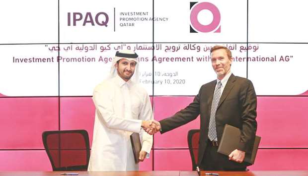 Sheikh Ali and Crawley shaking hands after signing the MoU at the Ministry of Commerce and Industry. IPAQ will support iQ in establishing its subsidiary in Qatar, where the latter is set to allocate a QR365mn investment fund for building and operating new facilities to produce value-added products from end-of-life tires and other municipal waste.