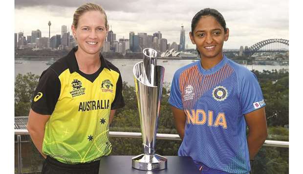 Indiau2019s captain Harmanpreet Kaur (right) and Australiau2019s captain Meg Lanning pose with the womenu2019s T20World Cup trophy at Taronga Zoo in Sydney on Monday. (AFP)