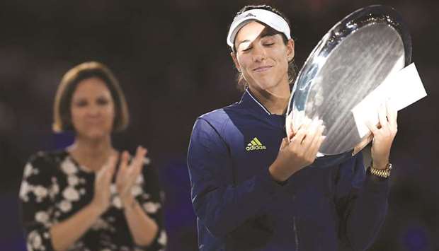 Spainu2019s Garbine Muguruza (R) holds up the runner-up trophy.