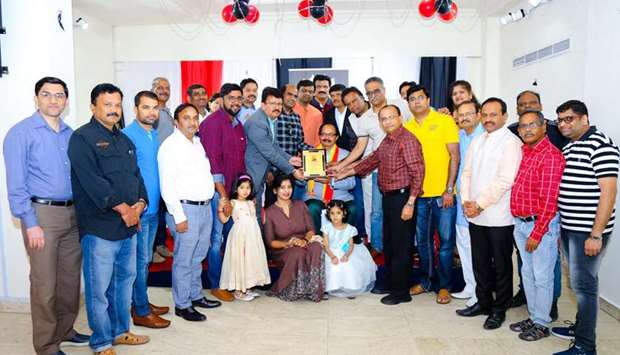 Dr Nagathihalli Chandrashekhar receiving a memento from Karnataka community in Qatar.