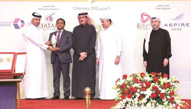 LuLu Qatar official receiving the CSR award.