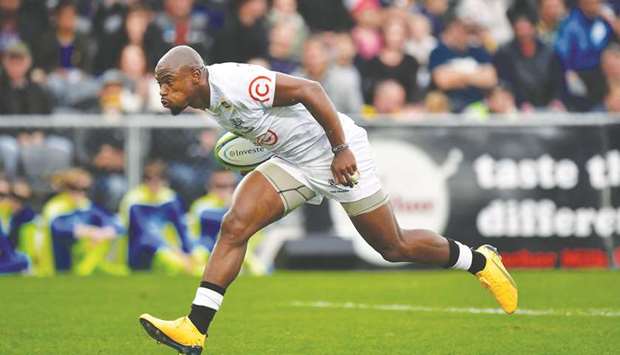 Sharksu2019 Makazole Mapimpi runs in a try during the Super Rugby match against Highlanders at Forsyth Barr Stadium in Dunedin yesterday. (AFP)