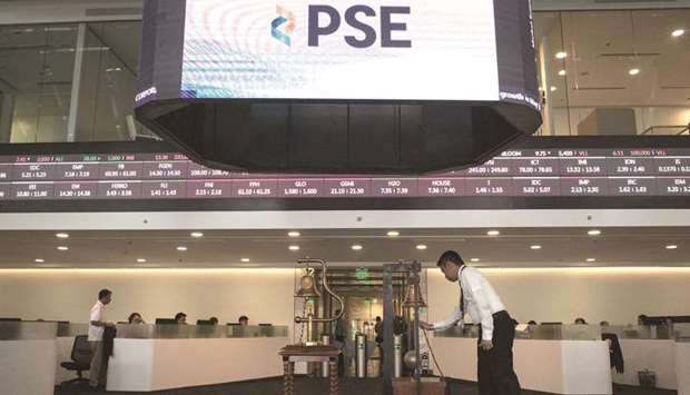 An employee rings the closing bell at the trading floor of the Philippine Stock Exchange (file). Philippine investors are shifting into small, lesser-known names in a stock market that ranked as the worldu2019s worst performer last month.