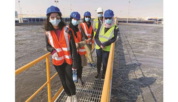 WCM-Q students with Dr Kuei-Chiu Chen at Al Karaana Lagoons.