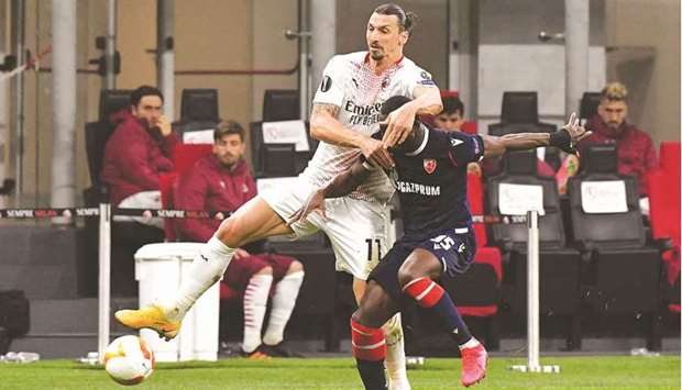 AC Milanu2019s Swedish forward Zlatan Ibrahimovic (left) vies for the ball with Crvena Zvezda Beogradu2019s Ivory Coastu2019s midfielder Sekou Sanogo during the UEFA Europa League round of 32 second leg match in Milan on Thursday. (AFP)