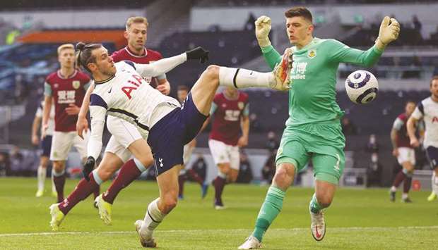 Tottenham Hotspuru2019s Gareth Bale (left) scores past Burnleyu2019s goalkeeper Nick Pope during the Premier League match in London yesterday. (AFP)