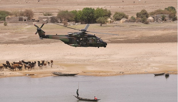 French President Emmanuel Macronu2019s helicopter flies over Gao as he visits French troops in Africau2019s Sahel region in Gao, northern Mali, 19 May 2017. (Reuters file photo)