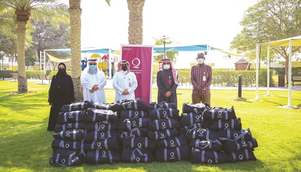 Qatar Charity (QC), as part of its u2018Warmth and Peaceu2019 drive, continues distributing winter essentials to workers, in co-operation with the Ministry of Municipality and the Public Works Authority (Ashghal), benefiting 500 workers from Al Rayyan and Al Wakrah municipalities and Al-Wakeel Group.