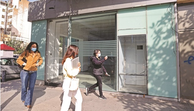 The picture shows the closed branch of a bank in the Lebanese capital Beirut. A dizzying currency collapse, coupled with banks imposing strict withdrawal limits and prohibiting transfers abroad, has left ordinary depositors watching on helplessly as their savings evaporate.