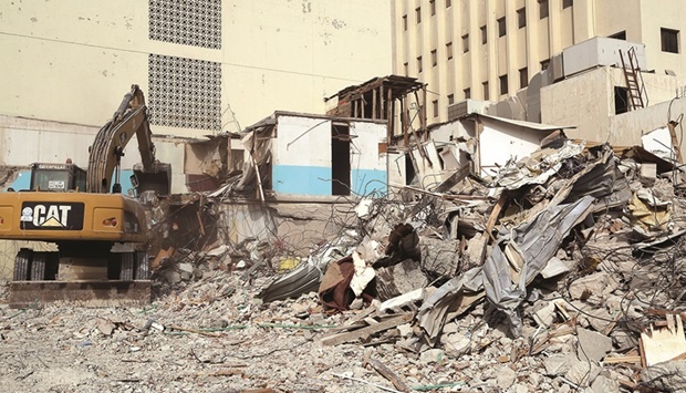 The demolition, according to an official press statement from the Ministry of Municipality, was carried out as part of implementing the decision of the Building Maintenance and Demolition Committee at the ministry.