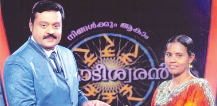 Sajina receives the Rs10mn cheque from Suresh Gopi.