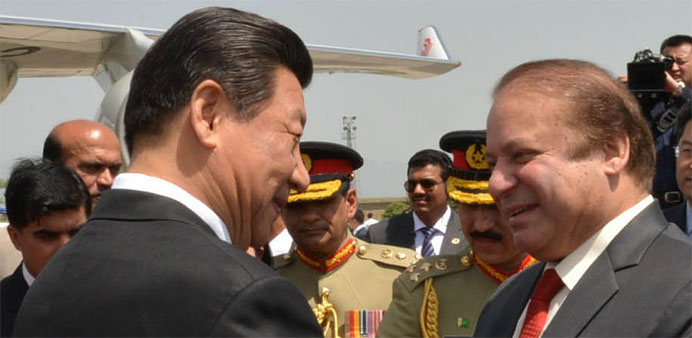 Chinese President Xi Jinping (L) with Pakistan's Prime Minister Nawaz Sharif 