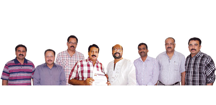 The executive members of the SD College Alumni Association handing over the musical programmeu2019s agreement to Rajamani.