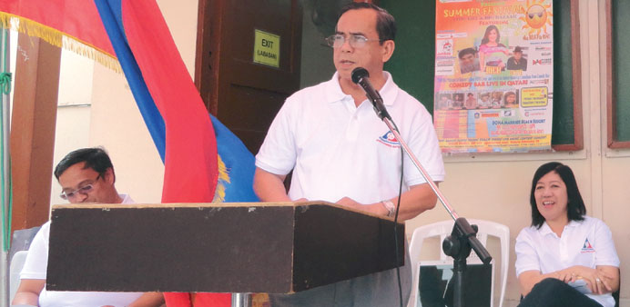 Labour attache Leopoldo De Jesus speaks to overseas Filipino workers.