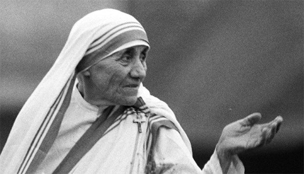 1986 photo shows Mother Teresa waving to well-wishers in Calcutta