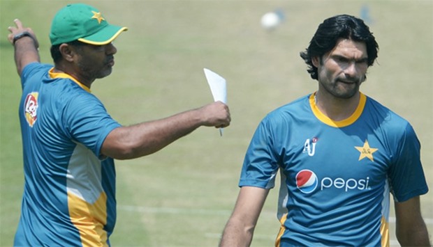 Pakistan's coach Waqar Younis instruct Mohammad Irfan(R) during a training session