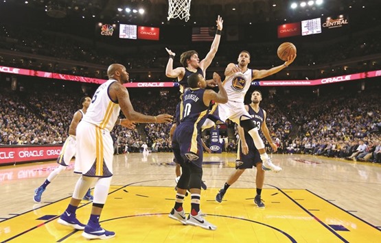 Stephen Curry (No 30) of the Golden State Warriors goes up for a shot against the New Orleans Pelicans at ORACLE Arena in Oakland, California. (Getty Images/AFP)