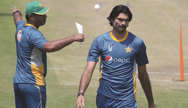 Pakistanu2019s coach Waqar Younis instructs Mohammad Irfan during a training session at Eden Gardens in Kolkata.