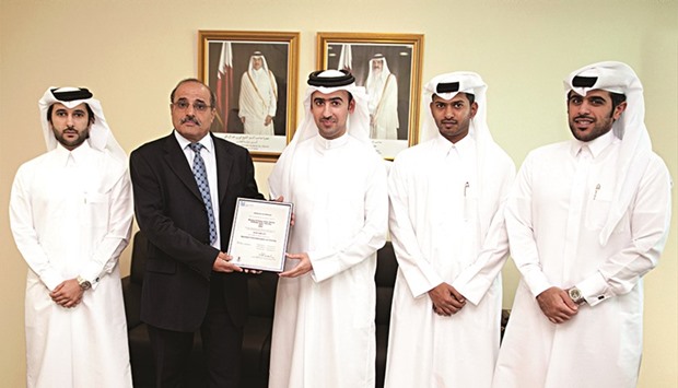 Officials from the Ministry of Foreign Affairs displaying the ISO 27001 certification.