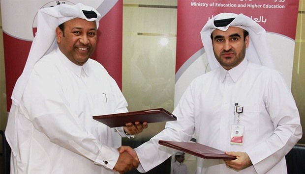 Abdul Aziz Ahmed al-Hamadi (right) and Khalifa al-Dirham at the agreement signing