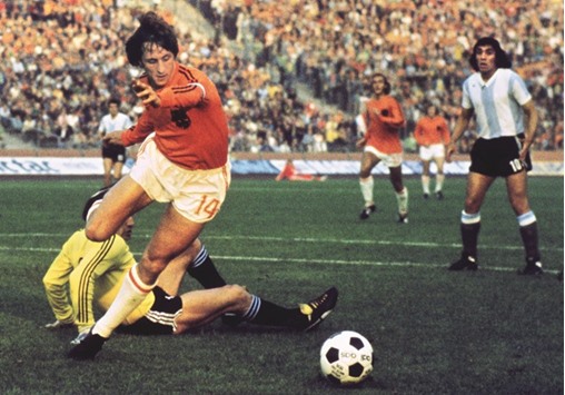 This file photo taken on June 26, 1974 shows Dutch midfielder Johann Cruyff dribbling past Argentinian goalkeeper Daniel Carnevali on his way to scoring a goal during the World Cup quarter-final between the Netherlands and Argentina on June, 26, 1974 in Gelsenkirchen.