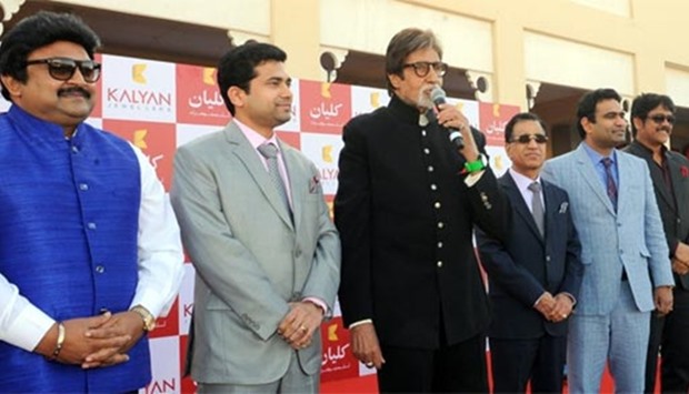 Amitabh Bachchan addresses the crowd at Asian Town as Prabhu Ganesan, Ramesh Kalyanaraman, T S Kalyanaraman, Rajesh Kalyanaraman and Nagarjuna look on. PICTURE: Najeer Feroke