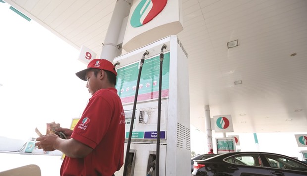 An attendant counts out Emirati dirham banknotes in payment for fuel on the forecourt of an ENOC gas station in Dubai. ENOC in June raised $1.5bn in loans maturing in 2024, mostly from UAE and regional banks.