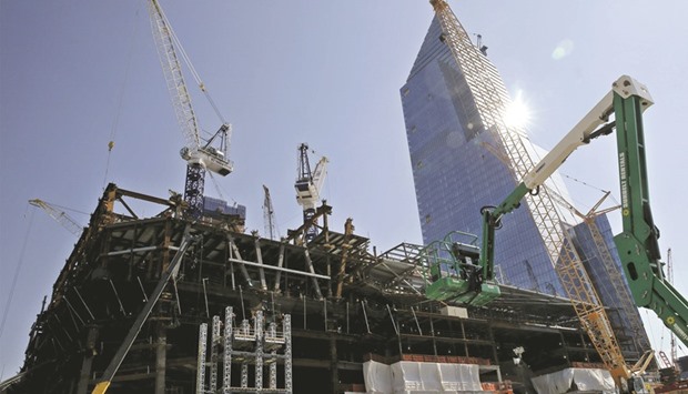 Construction cranes tower over the base of the 30 Hudson Yards building, Wells Fargo & Cou2019s future offices on Manhattanu2019s west side in New York. The San Francisco-based lender, known for its retail banking business, has picked out space for a trading operation to use as a base for a stealth attack on the investment banking world.