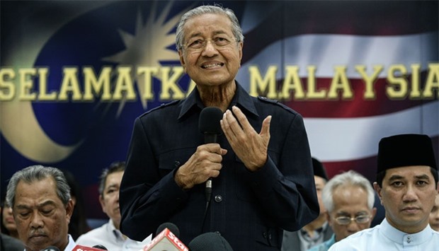 Former Malaysian prime minister Mahathir Mohamad (C) speaks during a press conference with members of the opposition party in Kuala Lumpur. AFP