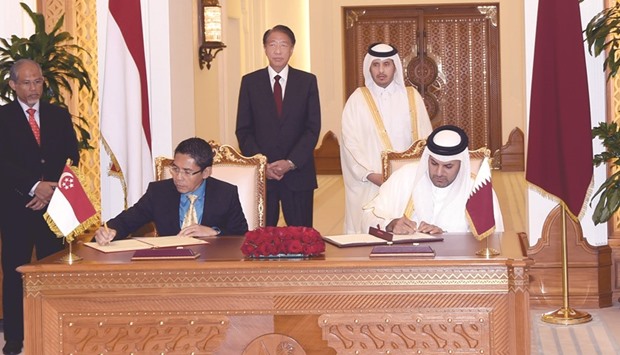 HE the Prime Minister and Minister of Interior Sheikh Abdullah bin Nasser bin Khalifa al-Thani and Singaporean Deputy Prime Minister Teo Chee Hean witness the signing of memoranda of understanding between Qatar and Singapore at the Emiri Diwan yesterday.