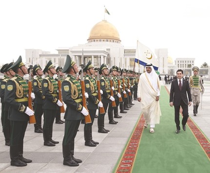 HH the Emir Sheikh Tamim bin Hamad al-Thani, accompanied by Turkmenistan President Gurbanguly Berdimuhamedov, inspects a guard of honour at the presidential complex in Ashgabat yesterday.