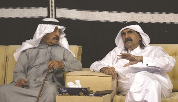 HH the Father Emir Sheikh Hamad bin Khalifa al-Thani with Prime Minister of Bahrain, Prince Khalifah bin Salman al-Khalifah, at a dinner banquet hosted by the Father Emir at Rawdat Umm Ithnaithain yesterday.